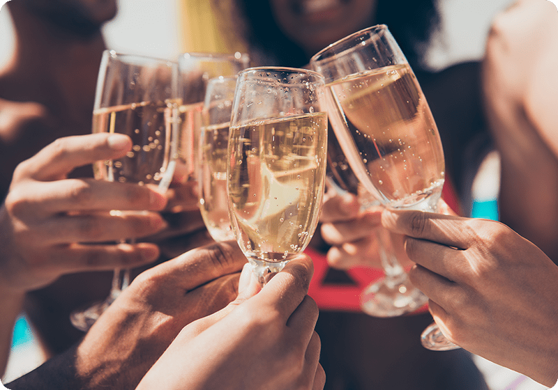 キャストがシャンパンを受け取りその場は大喜び!